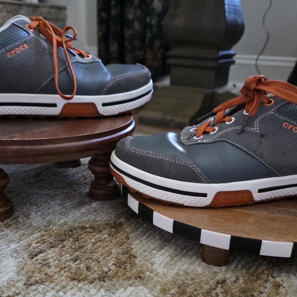 CROCS Men's Size 9.5 Gray and Orange Golf Sneakers